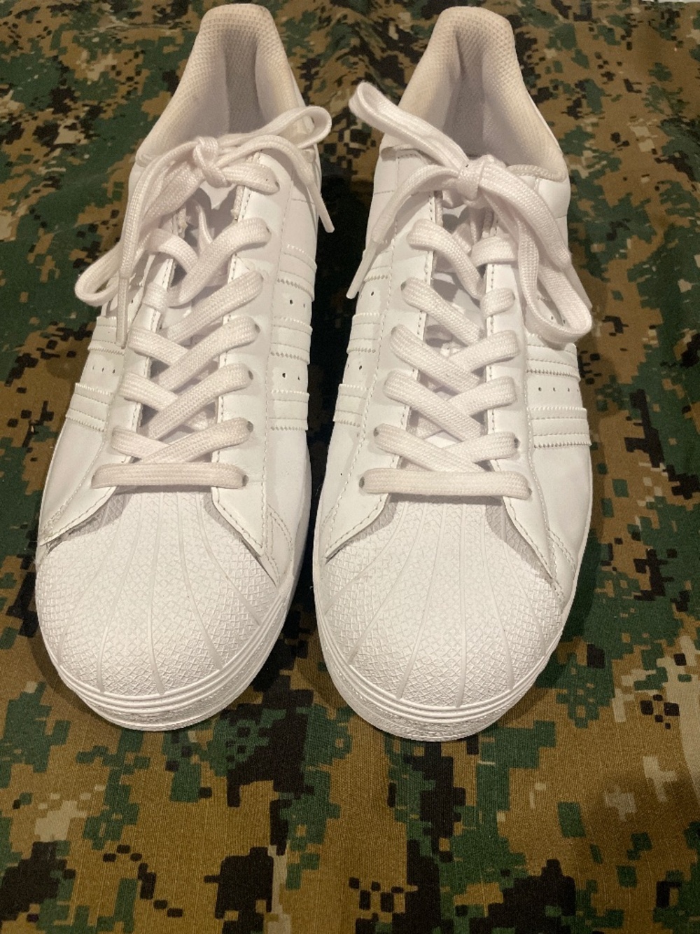 White Shell toe adidas Sz M 9.5